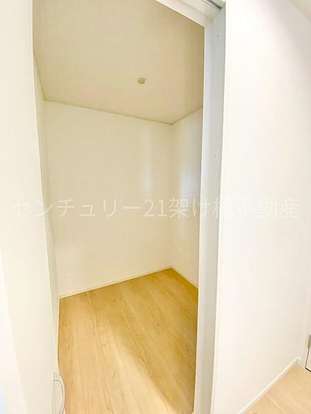 【2階 南側洋室7.7帖】ウォークインクローゼット