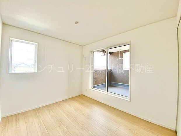【2階 東側洋室5.7帖】バルコニーに面した明るい洋室♪同じ大きさのお部屋を2部屋ご用意しています。