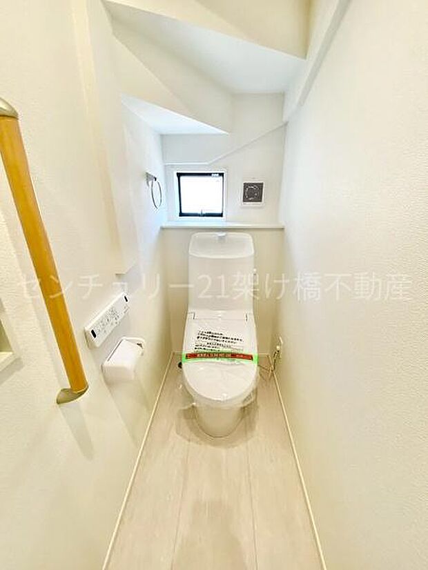 【1階 トイレ】温水洗浄便座で快適にお使いいただけます。