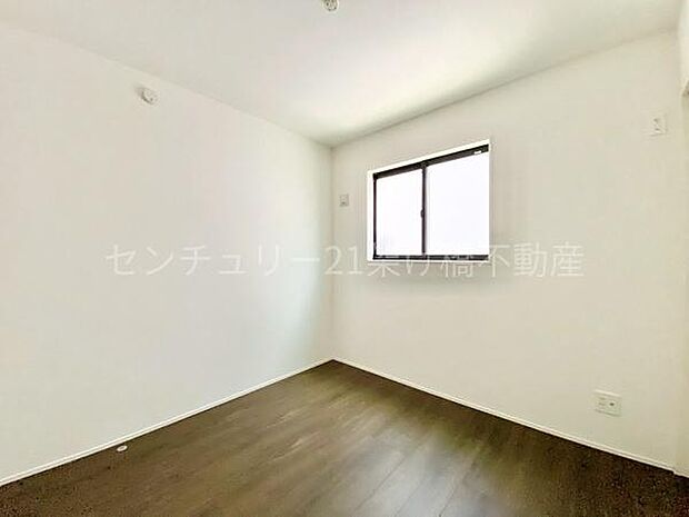 【洋室3.9帖】ＬＤＫと隣接する洋室は子供部屋にもおすすめです◎