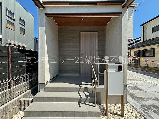【玄関】屋根付きで雨の日にも安心です◎