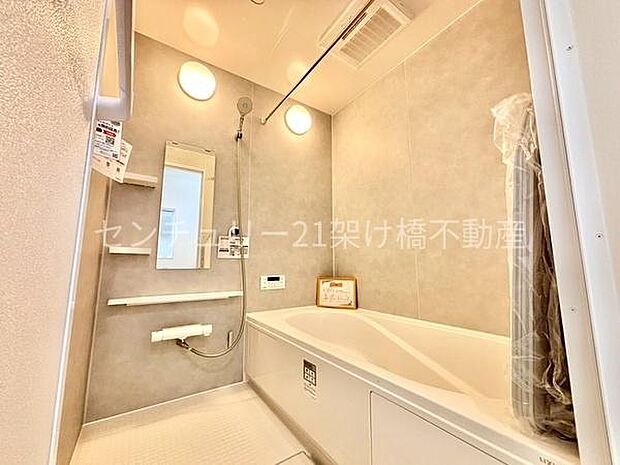 【浴室】窓があるので明るさや換気もバッチリです。安全な手すり付き・物干し竿があり雨の日のお洗濯にも◎