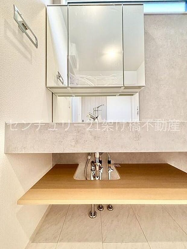 【洗面所】独立洗面台となっております。ストックなどを収納するのに便利な収納あり◎