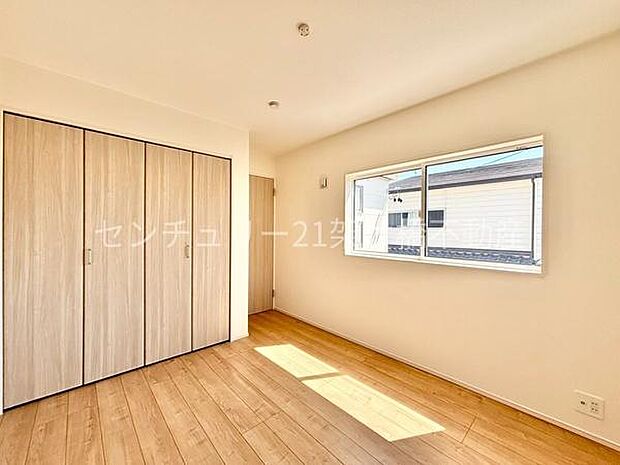 【2階　洋室　5．22帖】2面採光で明るいお部屋です◎