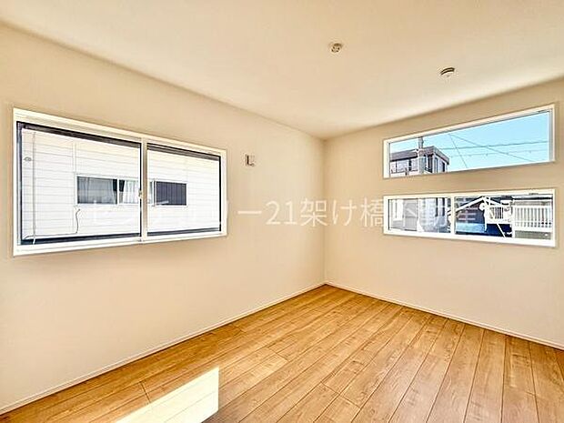 【2階　洋室　6．0帖】洋室2面採光で明るい洋室です♪