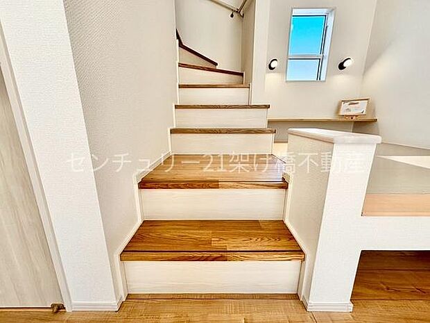 手すり付きの階段は小さなお子様やお年寄りのいるご家庭にも安心です♪