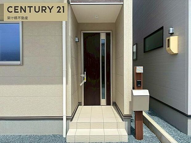 【玄関】屋根付きで雨の日にも安心です◎