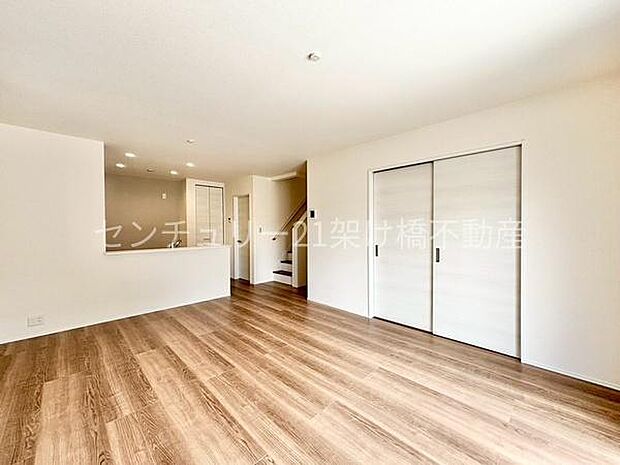 【ＬＤＫ 16.75帖】隣接する洋室をあければ20帖超えの大空間！