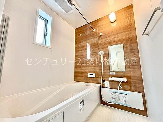 【浴室】浴室乾燥暖房機付きです。雨の日の洗濯物の乾燥やヒートショック対策としてもお使い頂けます。