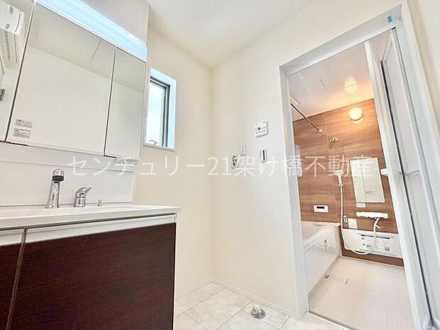 【洗面室】三面鏡の独立洗面台となっております♪