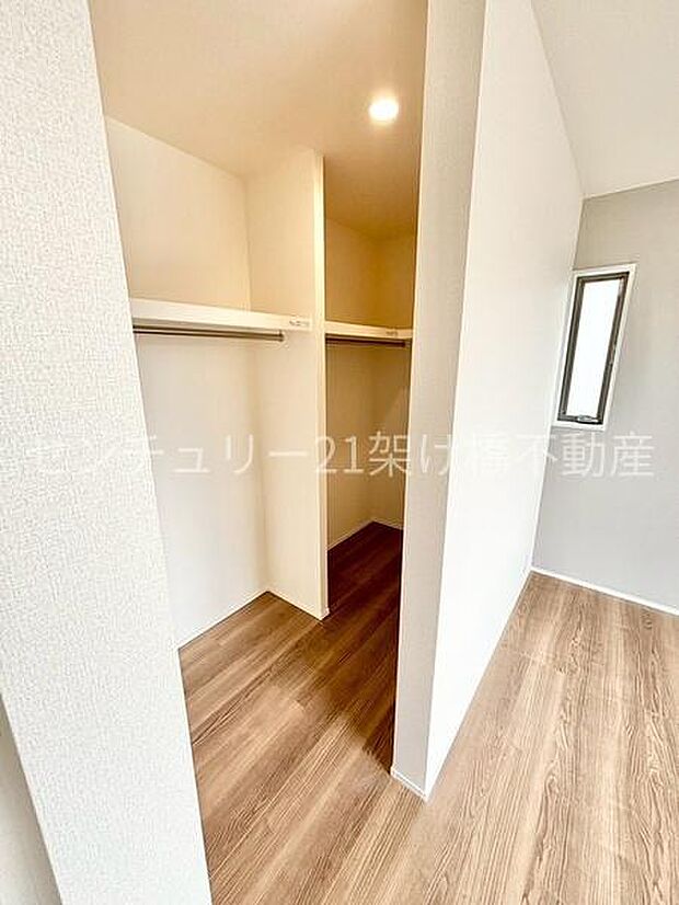 【2階　洋室　7.25帖】ウォークインクローゼット季節物の収納も安心です♪