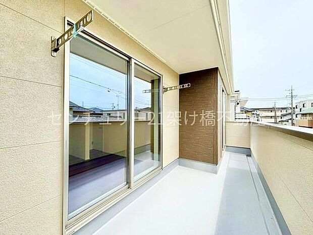 【南向きバルコニー】日差しをたっぷり受け止める南向きのバルコニーです♪