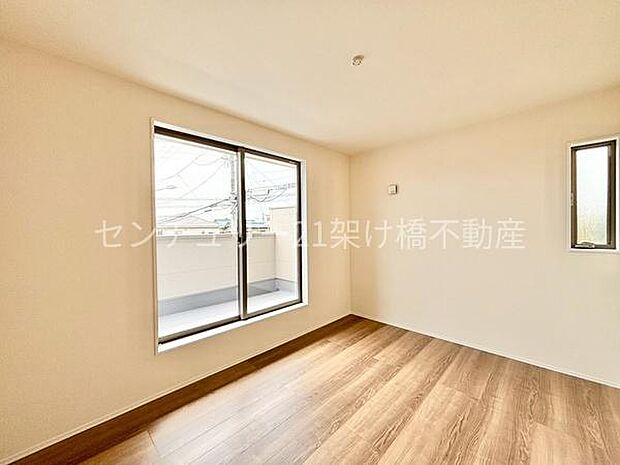 【2階　洋室　6.63帖】南向き2面採光でバルコニーに面した明るい洋室です。