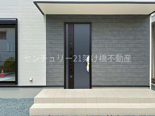 【玄関】屋根付きで雨の日にも安心です◎