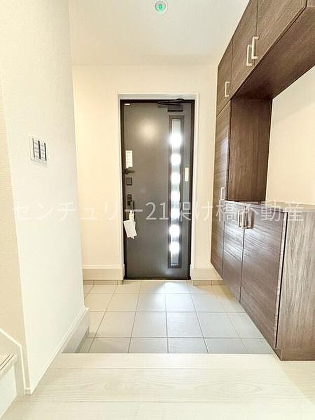 【玄関】採光面があり、明るい玄関です◎シューズボックス、土間収納など収納豊富！