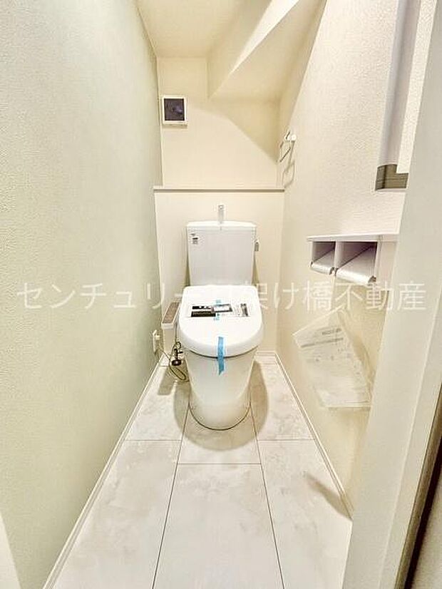 【1階 トイレ】温水洗浄便座で快適にお使いいただけます。