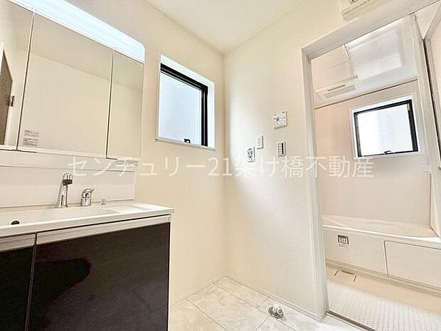 【洗面室】三面鏡の独立洗面台となっております♪