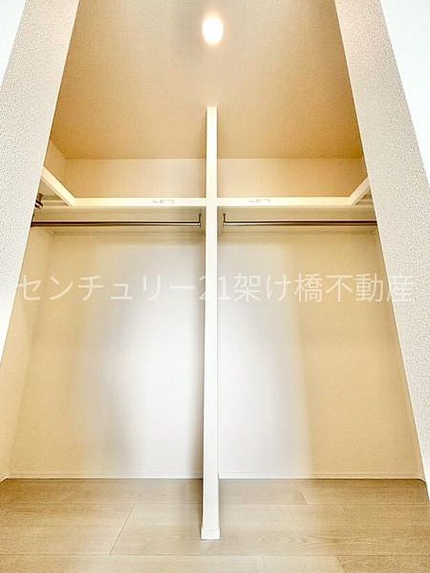 【2階　南側洋室　7帖】ウォークインクローゼット季節物の収納も安心です♪