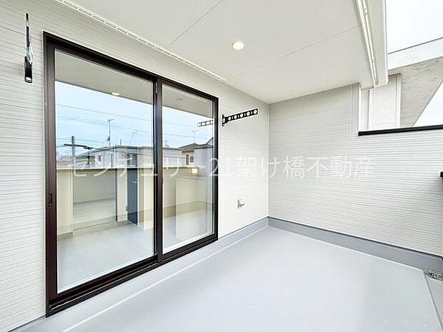 【南向きバルコニー】日差しをたっぷり受け止める南向きのバルコニーです♪