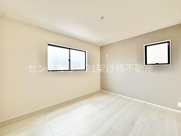 【2階　南側洋室　7帖】広々としたこちらの洋室は主寝室におすすめ♪