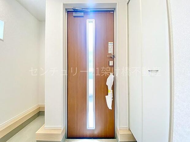 【玄関】採光面があり、明るい玄関です◎シューズボックス、土間収納など収納豊富！