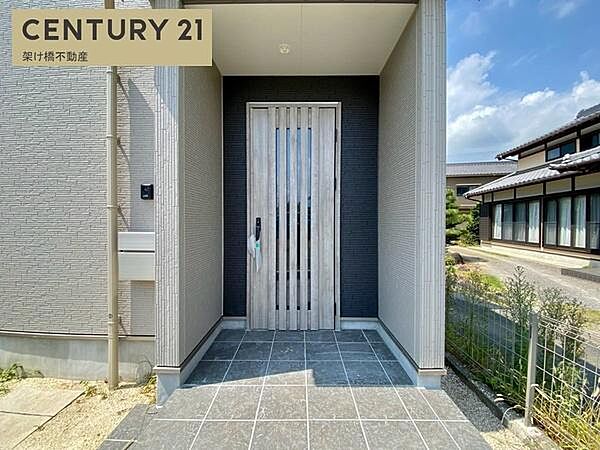 【玄関】屋根付きで雨の日にも安心です。