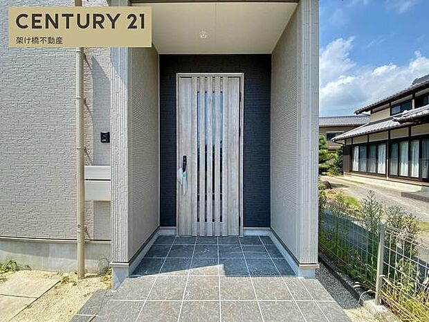 【玄関】屋根付きで雨の日にも安心です。