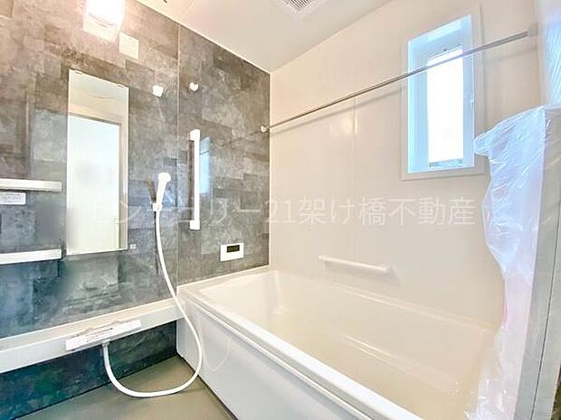 【浴室】浴室乾燥暖房機付きです。雨の日の洗濯物の乾燥やヒートショック対策としてもお使い頂けます。
