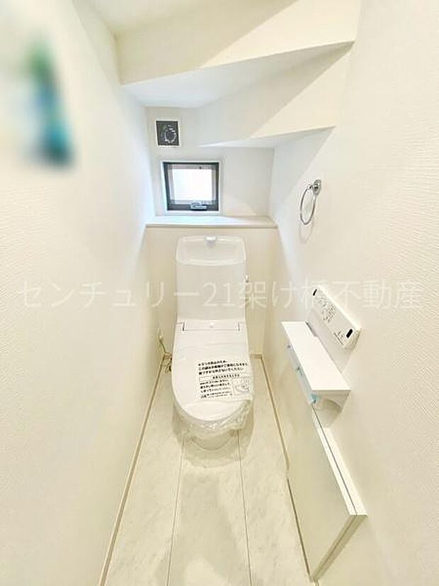 【1階　トイレ】温水洗浄便座で快適にお使いいただけます。