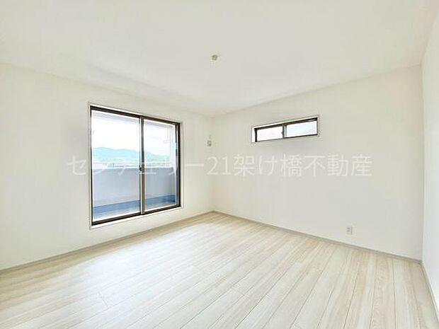 【2階　西側洋室　9帖】バルコニーに面した明るい広々洋室は主寝室におすすめ！
