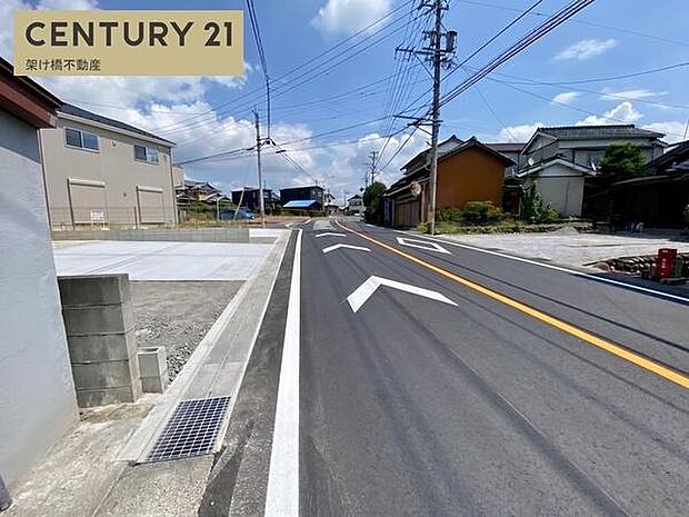 南側公道約8ｍあり、日当たり良好♪駐車も楽々♪