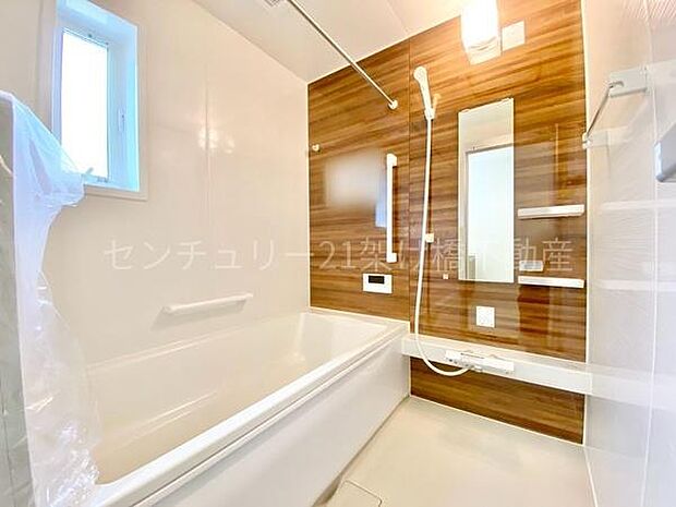 【浴室】浴室乾燥暖房機付きです。雨の日の洗濯物の乾燥やヒートショック対策としてもお使い頂けます。