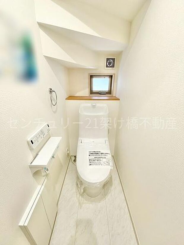 【1階　トイレ】温水洗浄便座で快適にお使いいただけます。