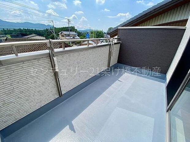 【南向きバルコニー】日差しをたっぷり受け止める南向きのバルコニーです。