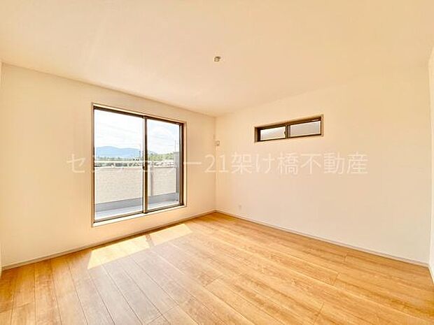 【2階　南側洋室　8帖】バルコニーに面した明るい広々洋室は主寝室におすすめ！