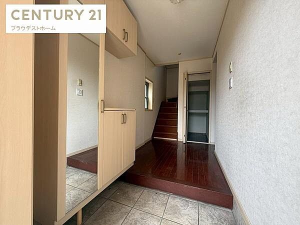 住まいの顔となる玄関は、すっきりとした使いやすい空間。毎日の外出や帰宅を気持ちよく迎えてくれる、快適なエントランススペースです。
