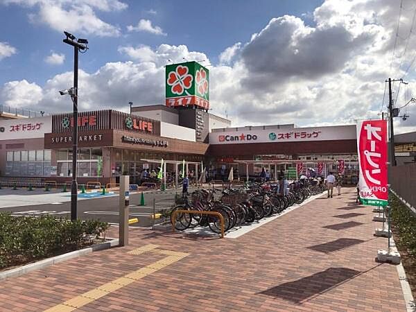 ライフ安田諸口店まで436m、いつもの暮らしにちょっと“ハッピー”をくれるそんな商品がたくさんそろっています。セルフレジも導入されており買い物が便利