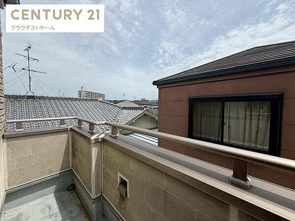 住戸からの眺望は開放感があり、周囲の景色をゆったりと楽しめます。日々の暮らしの中で季節の移ろいも感じられ、心地よい住環境を演出してくれるポイントです。