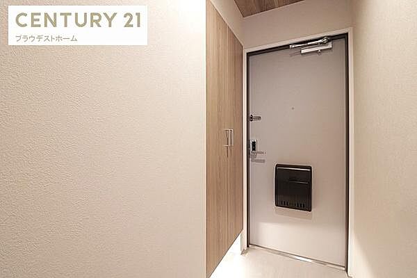 住まいの顔となる玄関は、すっきりとした使いやすい空間。毎日の外出や帰宅を気持ちよく迎えてくれる、快適なエントランススペースです。