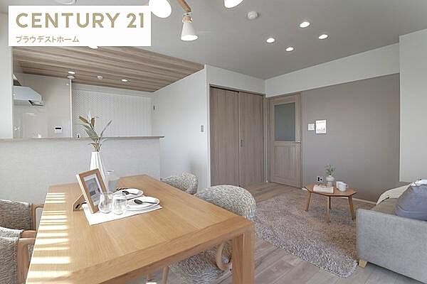 リビングは開放的で快適。家具やインテリアを自由に配置でき、日常生活をより心地よく彩る空間です。