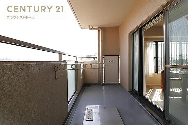 使い勝手の良いバルコニーを備えており、洗濯物干しはもちろん、ちょっとした気分転換にも活用できます。