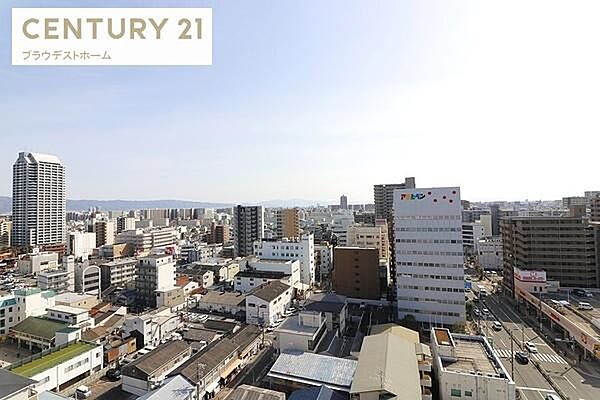 住戸からの眺望は開放感があり、周囲の景色をゆったりと楽しめます。日々の暮らしの中で季節の移ろいも感じられ、心地よい住環境を演出してくれるポイントです。