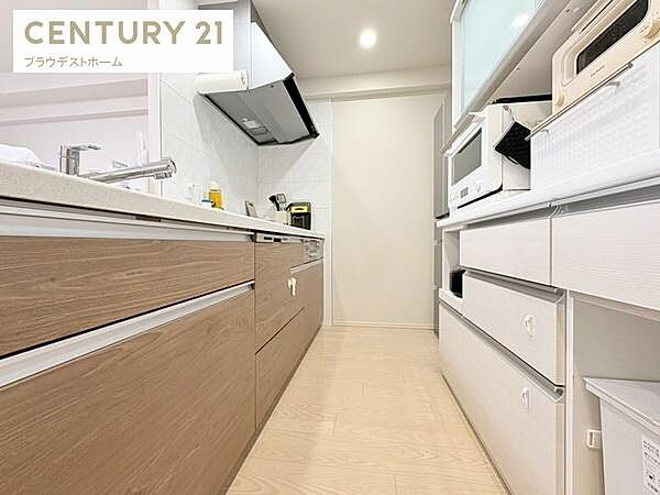 使い勝手の良いシステムキッチンを採用。調理スペースや収納も確保されており、毎日のお料理も快適に楽しめます。機能的な設備で日々の家事をサポートしてくれます。