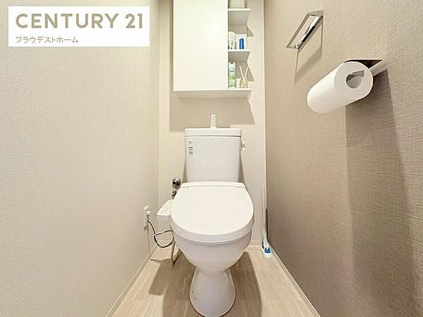 清潔感のあるトイレスペース。毎日使う場所だからこそ、落ち着いて利用できる空間になっています。快適な生活をサポートしてくれる設備です。
