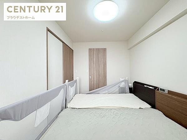 落ち着いた雰囲気の洋室は、主寝室としてはもちろん、在宅ワークや趣味部屋としても活用できる万能な一室。窓からの採光も確保されており、日中は明るく快適にお過ごしいただけます。