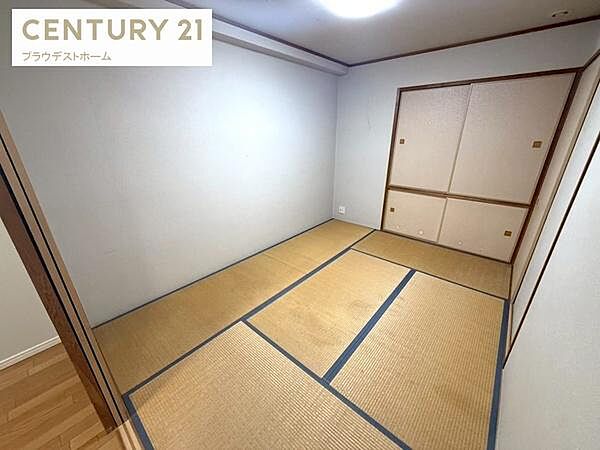落ち着きのある和室は、来客用の客間としてはもちろん、小さなお子様の遊び場やお昼寝スペースとしても活用可能です。畳のやわらかな質感が心を和ませ、リビングと使い分けることで暮らしの幅が広がります。
