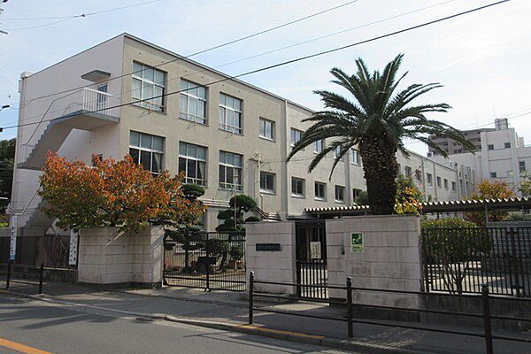 大阪市立旭東中学校まで786m、人間尊重の精神に基づき、生徒一人ひとりの学力を定着させ、進路を保障することを教育方針としています。