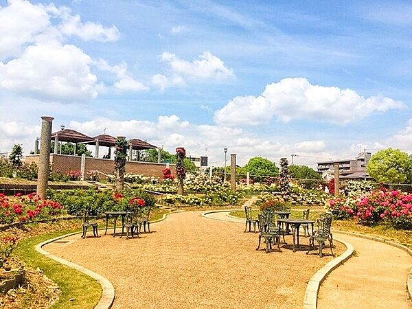 若園公園まで456m、徒歩12分。小さなお子様ものびのび遊べる公園。
