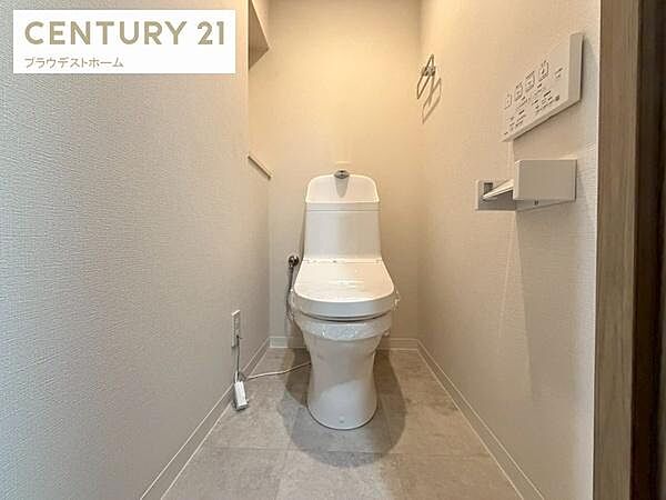 清潔感のあるトイレスペース。毎日使う場所だからこそ、落ち着いて利用できる空間になっています。シンプルで使いやすく、快適な生活をサポートしてくれる設備です。
