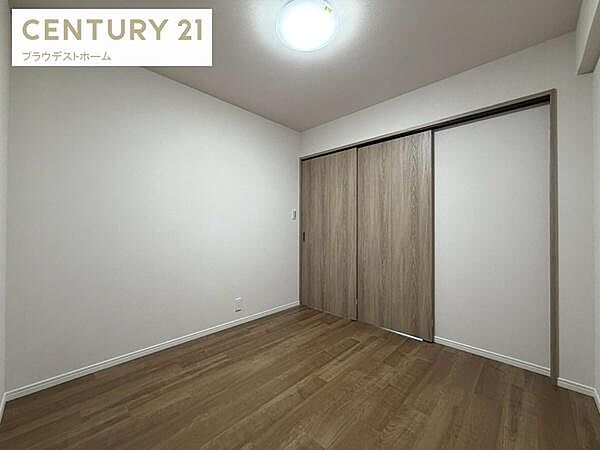 お子様部屋や趣味部屋としても活用可能な使い勝手の良い空間です。家具の配置がしやすく、成長やライフスタイルの変化にも柔軟に対応できます。